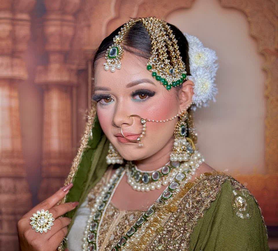 Bride with green dupatta and gold jewellery